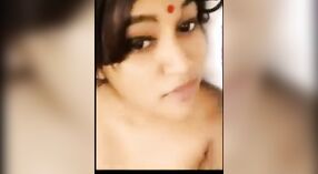 Desi Angel ' s tieten bounce als ze neemt een selfie met haar vriendje 0 min 40 sec