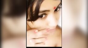 Desi Angel ' s tieten bounce als ze neemt een selfie met haar vriendje 0 min 50 sec