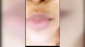 Payudara Desi Angel terpental saat dia berfoto selfie dengan pacarnya 1 min 00 sec