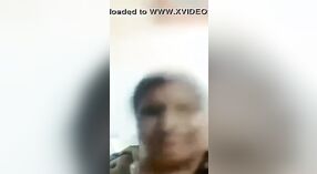 Tamil esposa goza de um telefone sexo bate-papo com um cara no filme 1 minuto 20 SEC
