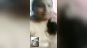 Tamilische Frau genießt einen Telefonsex-Chat mit einem Mann im Film 1 min 50 s
