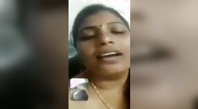 Tamil esposa goza de um telefone sexo bate-papo com um cara no filme 2 minuto 00 SEC