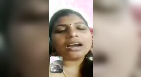 Tamil esposa goza de um telefone sexo bate-papo com um cara no filme 2 minuto 30 SEC