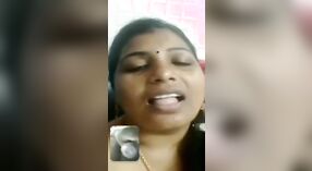 Tamil esposa goza de um telefone sexo bate-papo com um cara no filme 2 minuto 40 SEC
