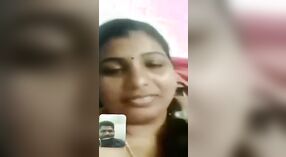 Tamil esposa goza de um telefone sexo bate-papo com um cara no filme 2 minuto 50 SEC