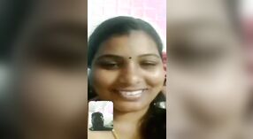 Tamilische Frau genießt einen Telefonsex-Chat mit einem Mann im Film 3 min 10 s