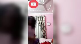 Payudara besar dan perubahan kostum: video seks Tamil yang panas 2 min 40 sec