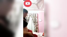 Payudara besar dan perubahan kostum: video seks Tamil yang panas 1 min 00 sec