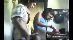 Indyjski brat i brat uprawiają Ukryty seks na kamery 2 / min 20 sec