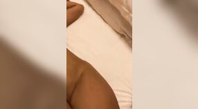 Desi secretário obtém seu bichano lambido, dedos, e fodido rígido neste vídeo pornô Indiano 2 minuto 20 SEC