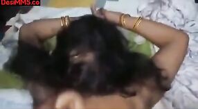 Duże cycki Desi Bhabhi odbijają się, gdy zostaje wyruchana przez swojego kochanka w kuchni 1 / min 50 sec