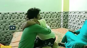 Estudante universitário indiano e bhabhi partilham um adolescente num vídeo de sexo quente 1 minuto 40 SEC