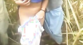 Chica tamil adolescente se enfrenta a tres chicos en la jungla al aire libre 0 mín. 0 sec