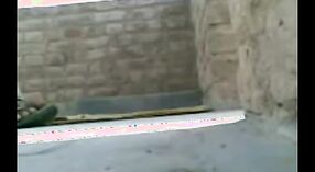 భారతీయ మిషనరీ జంట వారి లైంగిక కోరికలను పైకప్పుపై అన్వేషిస్తుంది 1 మిన్ 00 సెకను