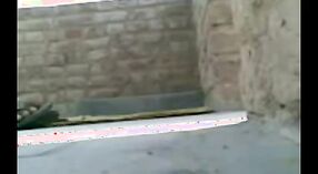 భారతీయ మిషనరీ జంట వారి లైంగిక కోరికలను పైకప్పుపై అన్వేషిస్తుంది 1 మిన్ 40 సెకను