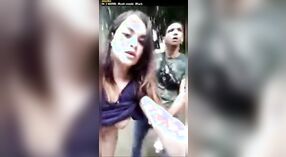 Жесткий секс индийской пары на открытом воздухе в MMS видео 1 минута 40 сек