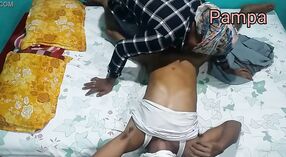 Desi babe membuat vaginanya yang kencang diregangkan oleh ayam besar dalam video hardcore ini 3 min 40 sec