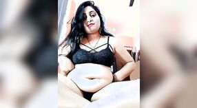 Desi bhabhi pronkt met haar sappige borsten op webcam voor online klanten 4 min 50 sec