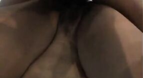 Desi esposa Shalu se pone traviesa en este video porno indio caliente 2 mín. 30 sec