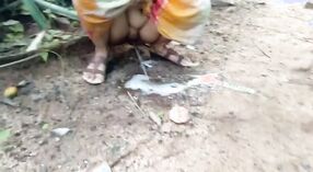 Indiano MILF con grande tette gode all'aperto pissing in questo dilettante video 3 min 40 sec