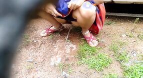 Индийская милфа с большими сиськами наслаждается писанием на открытом воздухе в этом любительском видео 1 минута 00 сек