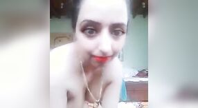 Uwodzicielski Striptiz ciocia Indian w nagim wideo MMS 3 / min 40 sec