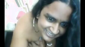 大きな胸を持つ魅惑的な年配のbhabhiは、ライブウェブカメラのショーで視聴者をからかいます 5 分 20 秒