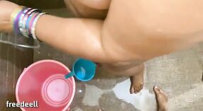 Dirty talk und dicke Titten in der öffentlichen Dusche mit desi bhabhi 3 min 00 s