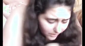 Une vidéo de sexe indienne intense présente une fille bien roulée faisant une pipe pour de l'argent 10 minute 20 sec