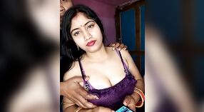 Desi bhabhi pronkt met haar grote natuurlijke borsten op live cam 2 min 00 sec