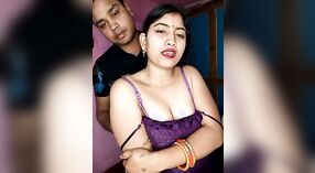 Desi bhabhi pronkt met haar grote natuurlijke borsten op live cam 5 min 20 sec