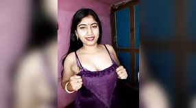 Desi bhabhi zeigt Ihre großen natürlichen Brüste vor der live-cam 7 min 00 s