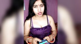 Desi bhabhi pronkt met haar grote natuurlijke borsten op live cam 0 min 0 sec