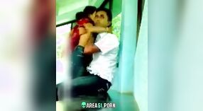 Odkryty indyjski seks z zdrada żona złapany na aparat w Tamil wieś 1 / min 20 sec