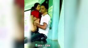 Sexo indiano Ao ar livre com mulher traidora apanhada na câmara na aldeia Tamil 1 minuto 40 SEC