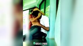 Odkryty indyjski seks z zdrada żona złapany na aparat w Tamil wieś 2 / min 00 sec