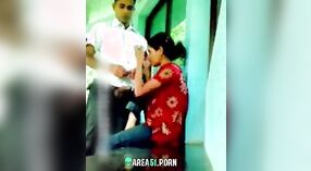 Odkryty indyjski seks z zdrada żona złapany na aparat w Tamil wieś 2 / min 40 sec