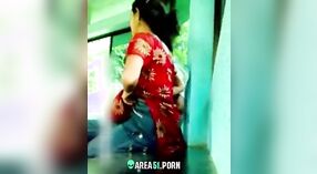 Sexo indiano Ao ar livre com mulher traidora apanhada na câmara na aldeia Tamil 4 minuto 00 SEC