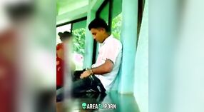 Sexo indiano Ao ar livre com mulher traidora apanhada na câmara na aldeia Tamil 5 minuto 00 SEC