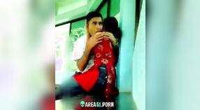 与作弊的妻子在泰米尔村的摄像机上抓住的户外印度性爱 0 敏 0 sec