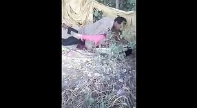 Jęki Desi seks wideo z udziałem wiejskiej prostytutki i jej klienta na świeżym powietrzu 0 / min 0 sec