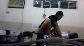 Das Sexvideo eines indischen College-Mädchens ist im Klassenzimmer durchgesickert 0 min 50 s