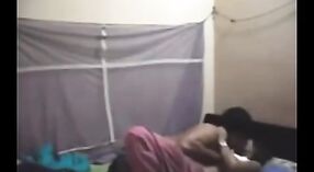 Indiase meisje en senior paar genieten van gratis webcam muziekvideo 3 min 20 sec