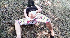 Muslim bhabhi wong wadon kejiret masturbasi ing lapangan lan squirting 1 min 40 sec