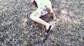 Muslim bhabhi wong wadon kejiret masturbasi ing lapangan lan squirting 0 min 0 sec