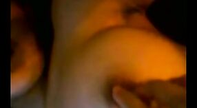 Une adolescente indienne aux gros seins se fait plaisir avec ses doigts dans une vidéo de strip-tease 6 minute 20 sec