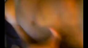 Une adolescente indienne aux gros seins se fait plaisir avec ses doigts dans une vidéo de strip-tease 7 minute 40 sec