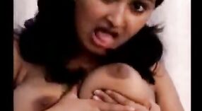 Indiase MILF Uit Mumbai enjoys Vingeren haarzelf naar een intense orgasme 3 min 50 sec
