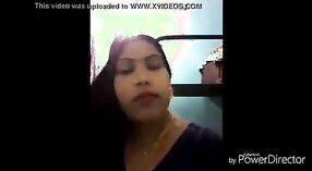 دیہاتی ہوت کی ایم ایم سی میوزک ویڈیو میں اس کے ننگے جسم اور بڑی چوچیان کی خصوصیات ہیں ۔ 1 کم از کم 40 سیکنڈ