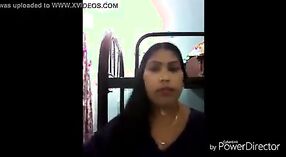 دیہاتی ہوت کی ایم ایم سی میوزک ویڈیو میں اس کے ننگے جسم اور بڑی چوچیان کی خصوصیات ہیں ۔ 1 کم از کم 50 سیکنڈ